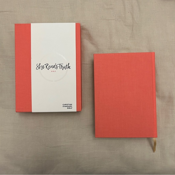 CSB She Reads Truth Bible, Poppy Linen, Black Letter, Full-Color Design - Picture 5 of 14